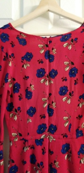 Red Romper w/ blue floral prints - Picture 3 of 6